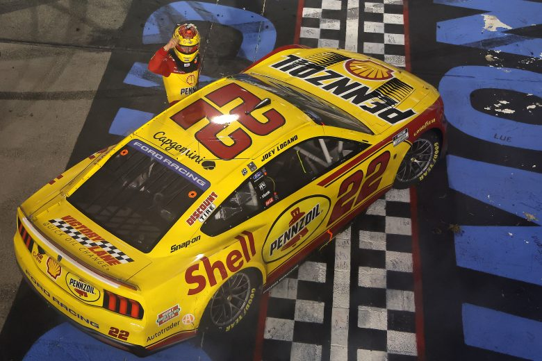 Logano mantém boa fase, supera Briscoe e vence etapa de Richmond da Nascar