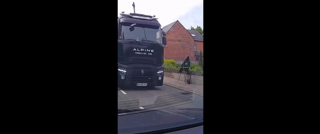Alpine esclarece vídeo que mostra caminhão desgovernado em rua do Reino Unido