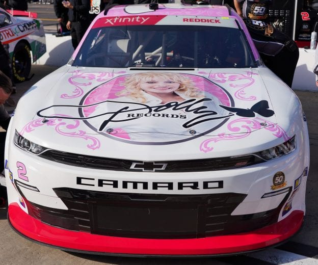 Como Dolly Parton, rainha da música country, virou patrocinadora de equipe na Nascar