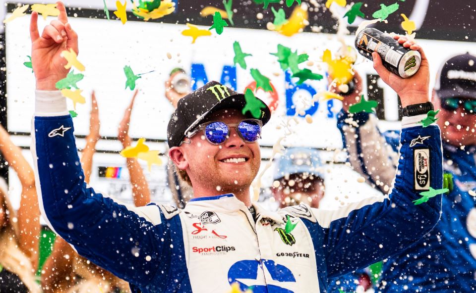 Gibbs resiste à pressão de Bell, vence em Iowa e assume vice-liderança na Nascar