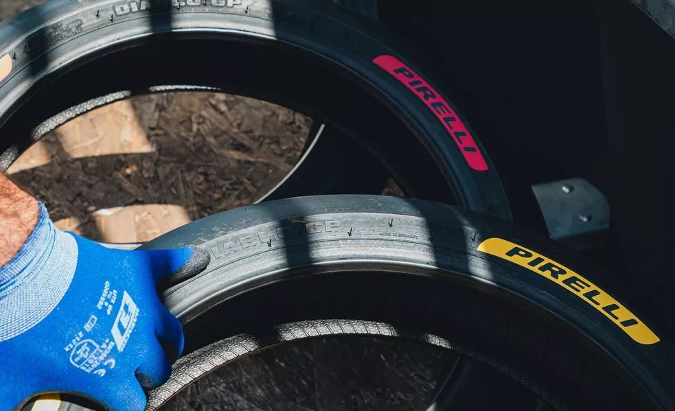 Pirelli emula F1 e leva pneus com marcações coloridas para teste da MotoGP em Aragão