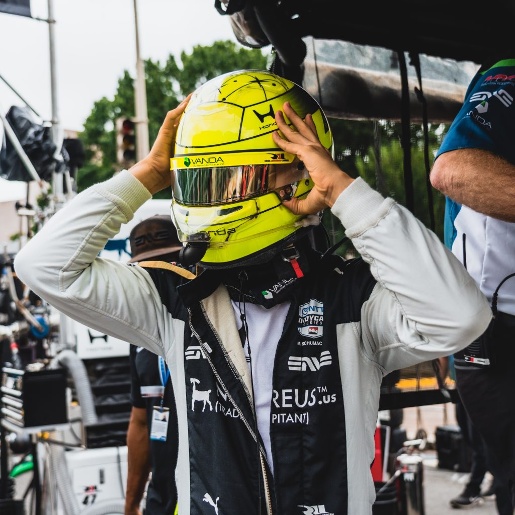 24) Mick Schumacher - 57s840