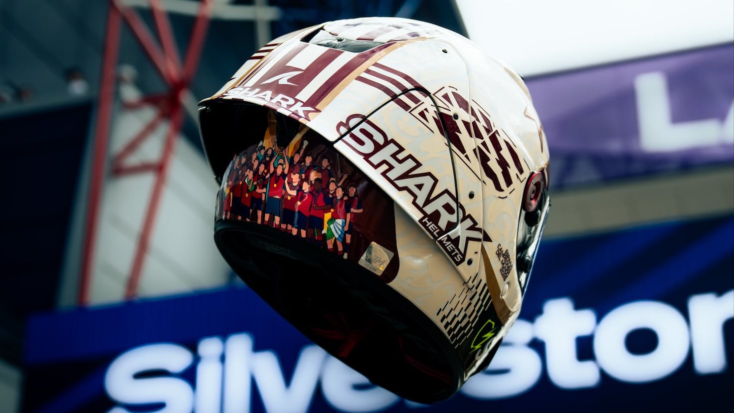 Raúl Fernández celebra título mundial da Espanha com capacete especial em Silverstone