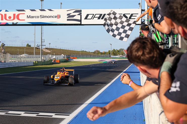 Costoya e Bansal vencem rodada dupla da F4 Italiana em Misano. Toniolo pontua na corrida 2