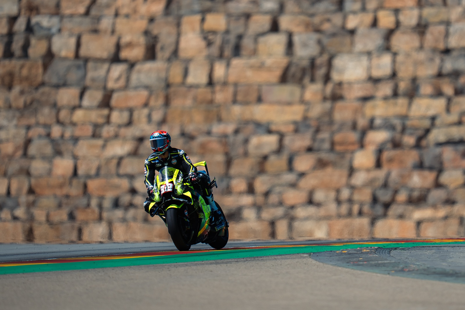 Piloto de testes da Aprilia vê Michelin e Pirelli “muito diferentes” e crava: “É desafiador”