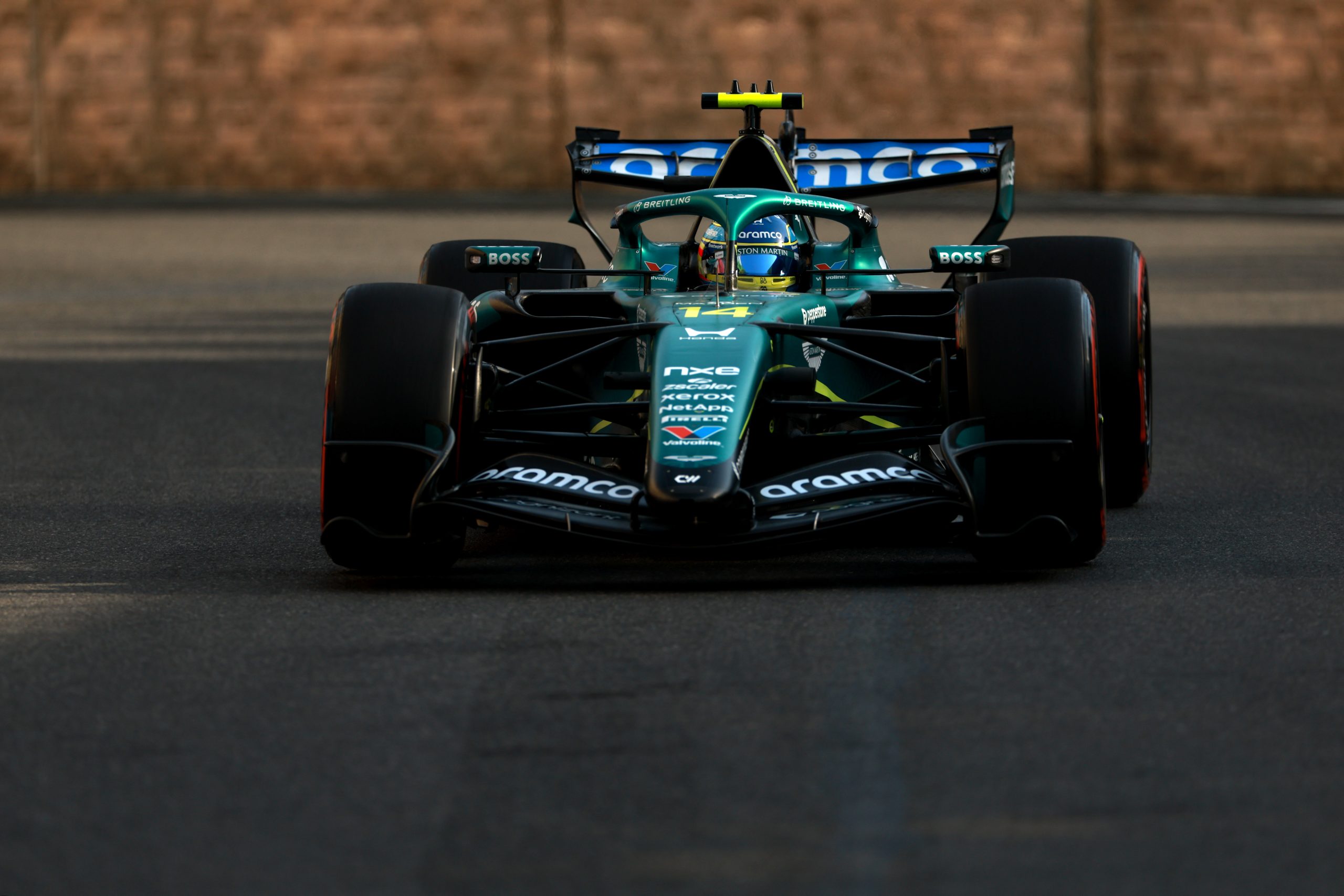 Alonso sofre para guiar Aston Martin e treme com as duas mãos em alta velocidade em Baku