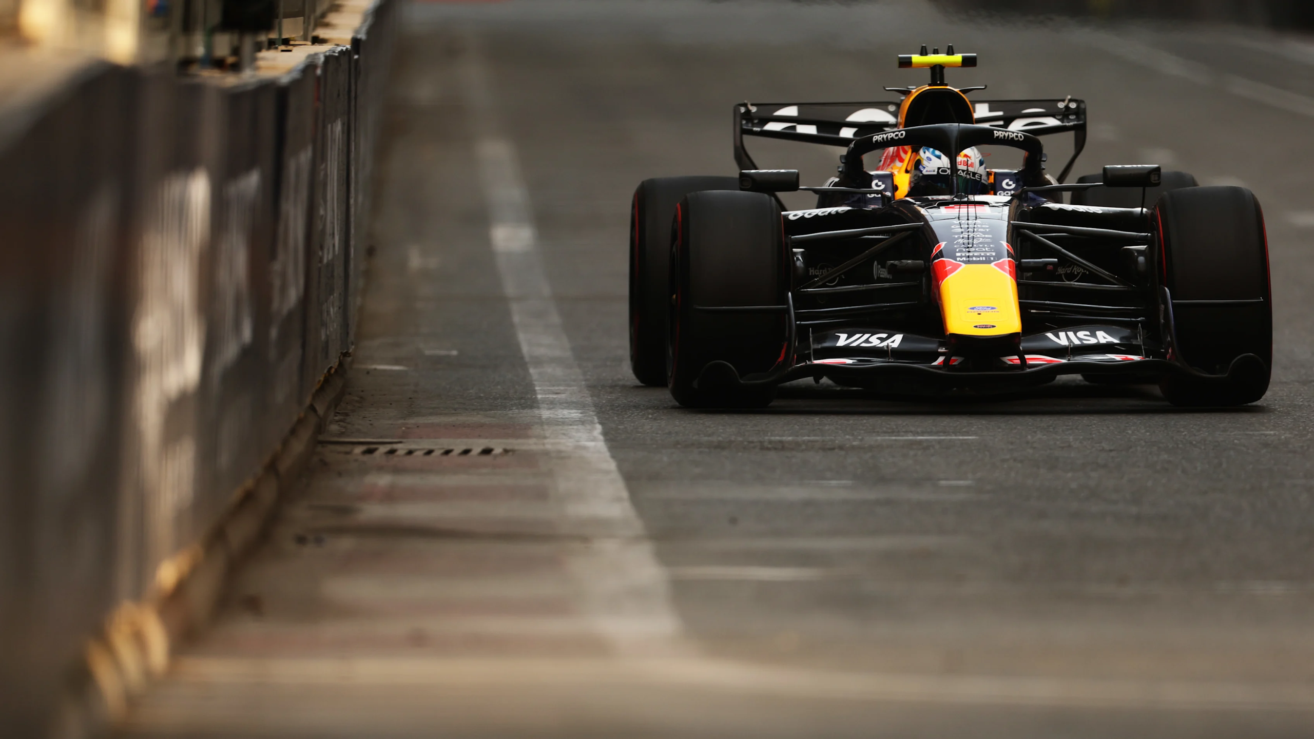 Hadjar celebra volta e elogia carro da Red Bull em Baku: “Melhor do que quando o deixei”