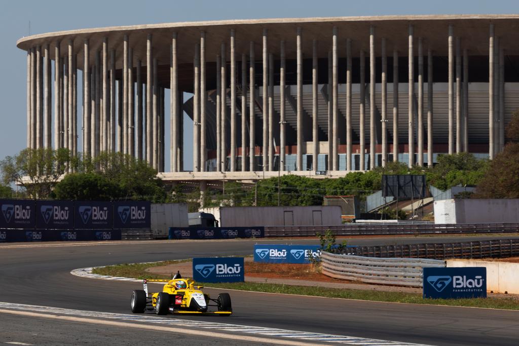 Arnaudo aproveita punição de Louza e vence acidentada corrida 1 da F4 Brasil em Brasília