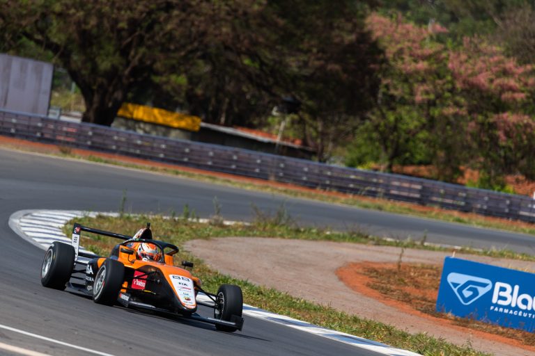 Gentil segura pressão de Arnaudo e vence corrida 2 da F4 Brasil em Brasília