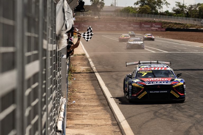 Sette Câmara/Di Grassi brilha com estratégia e vence corrida endurance da Stock Car em Brasília