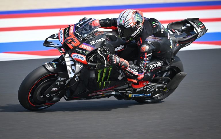 Bezzecchi espeta Marc Márquez e ensaia duelo quente pela vitória em Misano