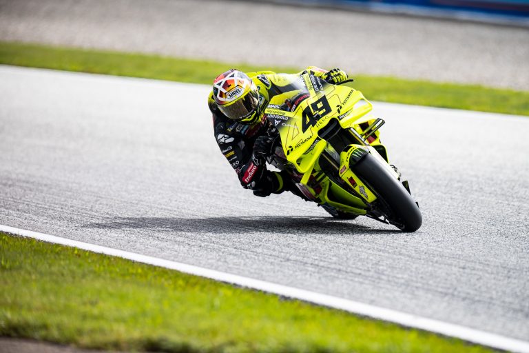 Por fim, a Moto3 abre as corridas principais ainda no sábado, às 23h, com a Moto2 disputando o GP às 00h15 e a MotoGP fechando o dia com a prova principal às 2h — 6h no horário de Lisboa