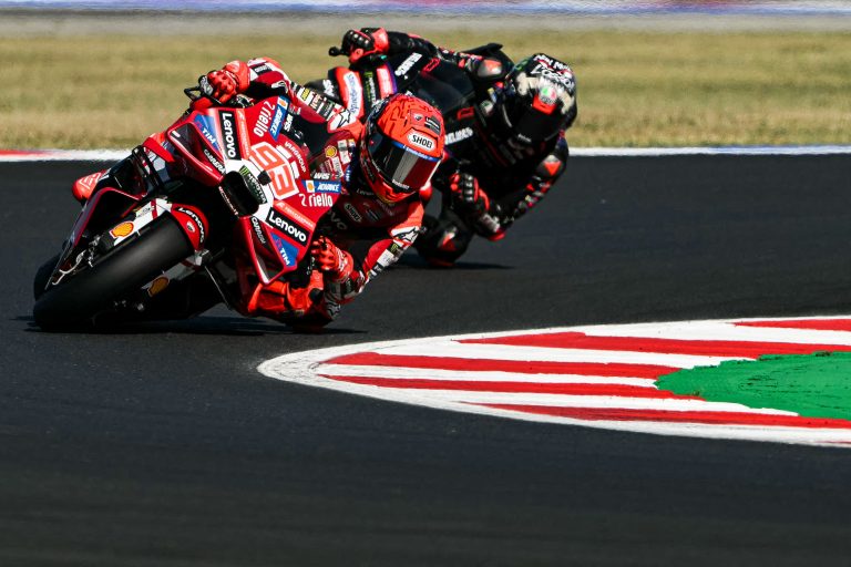 Marc Márquez bate Bezzecchi na largada e vence sprint da MotoGP em Misano. Moreira é 11º