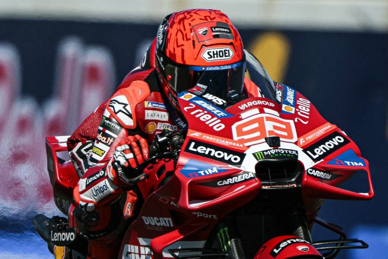 Marc Márquez repete ataque precoce e força disputa psicológica com Bezzecchi em Misano