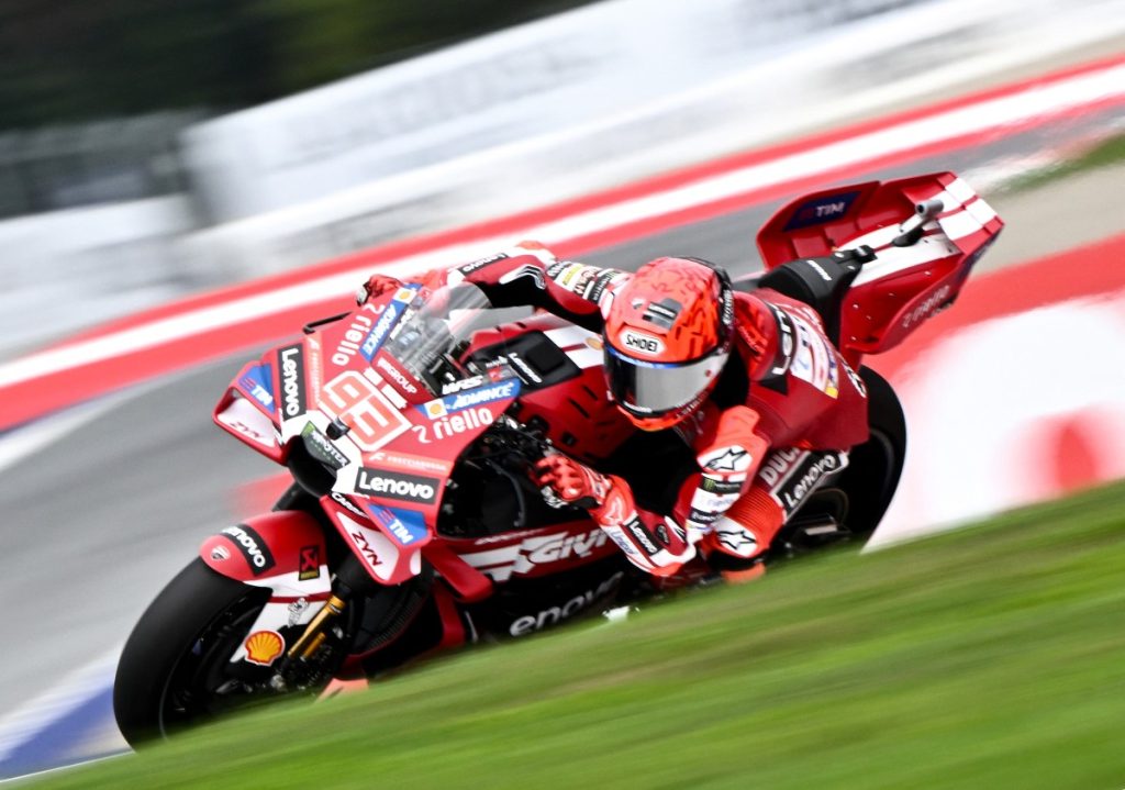 Marc Márquez vê Acosta na briga pelo título da MotoGP 2026: “Ainda faltam oito corridas”