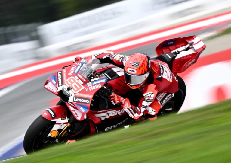 Marc Márquez vê Acosta na briga pelo título da MotoGP 2026: “Ainda faltam oito corridas”
