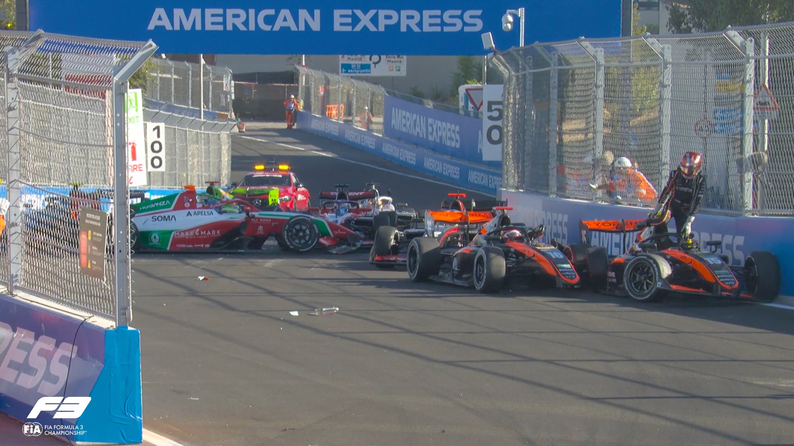'Big-one' após largada causa bandeira vermelha na corrida 2 da F3 na Espanha