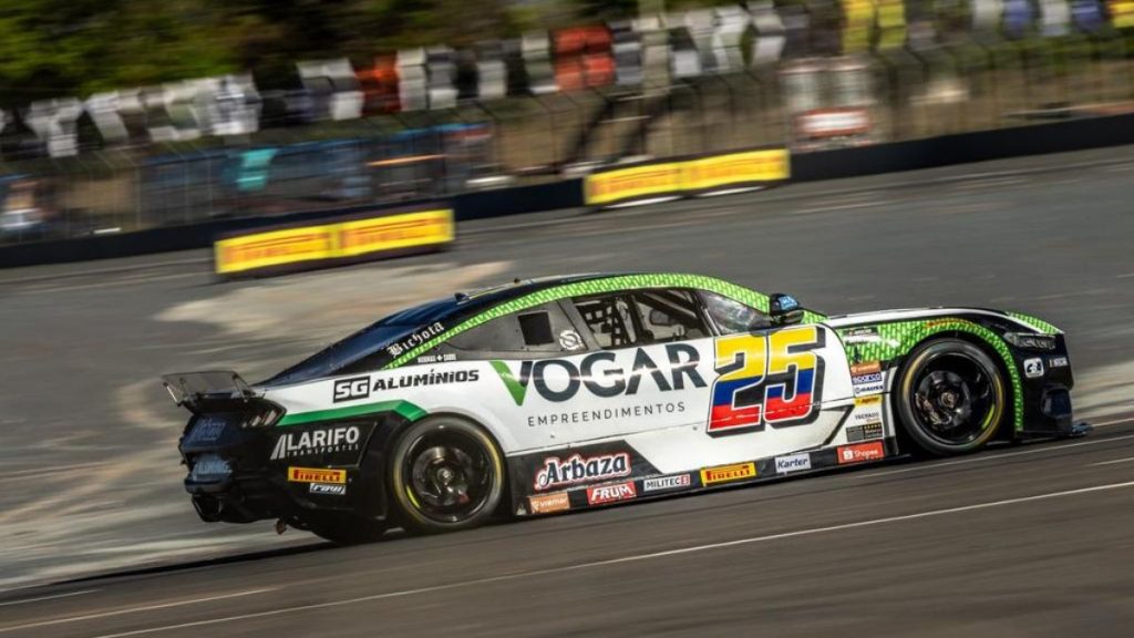 Calderón vence corrida 2 em Curvelo e se torna 1ª mulher a vencer na Nascar Brasil
