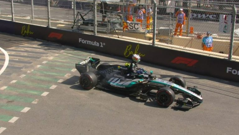 Video: Antonelli recibe el chorro del extintor tras problema en la FP1 de Bakú