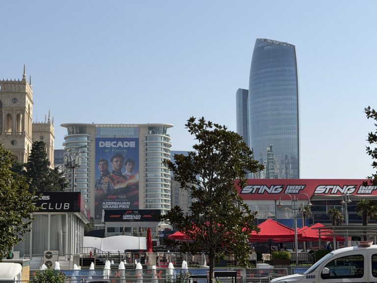 F1 disputa treinos livres no Azerbaijão em quinta-feira quente e com ventos moderados