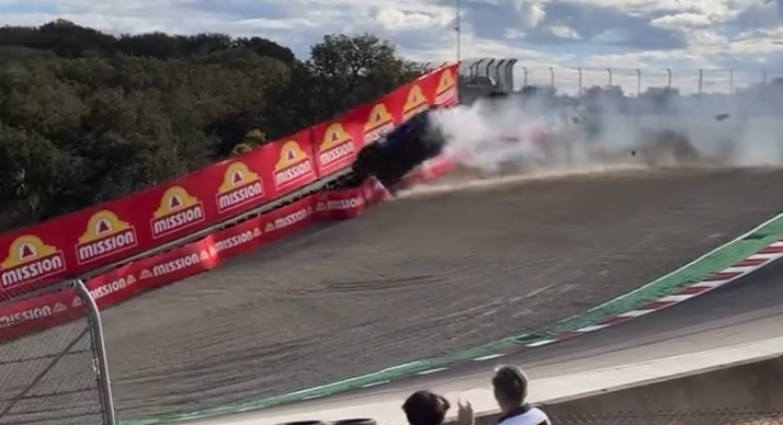 Piloto destrói cerca da Saca-Rolhas em forte acidente na preliminar da Indy em Laguna Seca