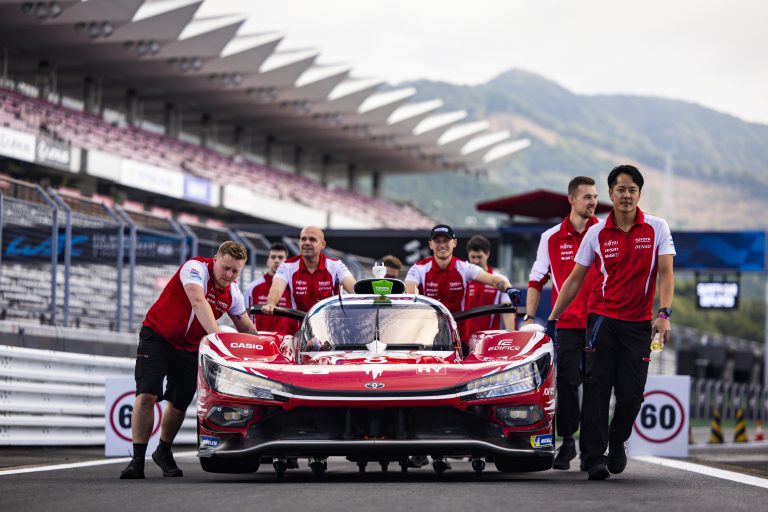 Hirakawa põe Toyota #8 na ponta do TL1 das 6 Horas de Fuji. Farfus é 7º na LMGT3