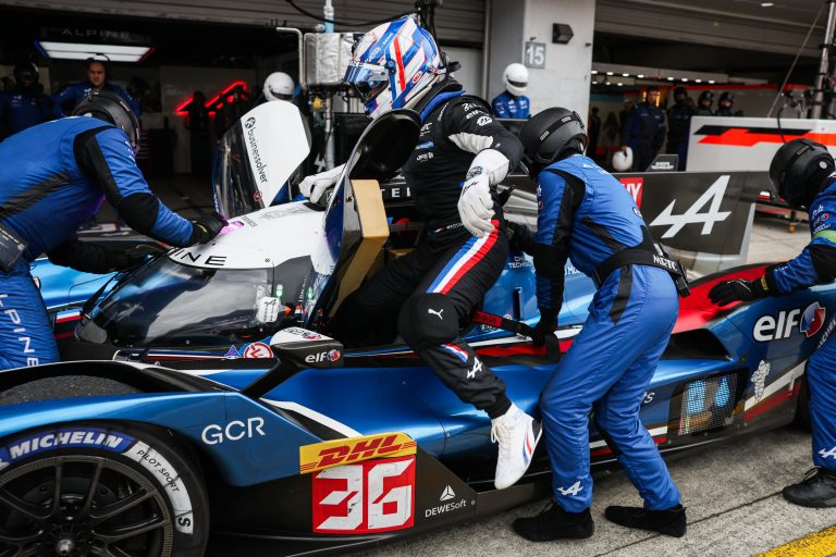 Alpine #36 puxa dobradinha em Fuji com 1h restante. Farfus é 4º na LMGT3