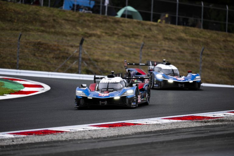 Alpine #36 segue dominante e puxa 1-2 após 3h em Fuji. Farfus é 3º na LMGT3