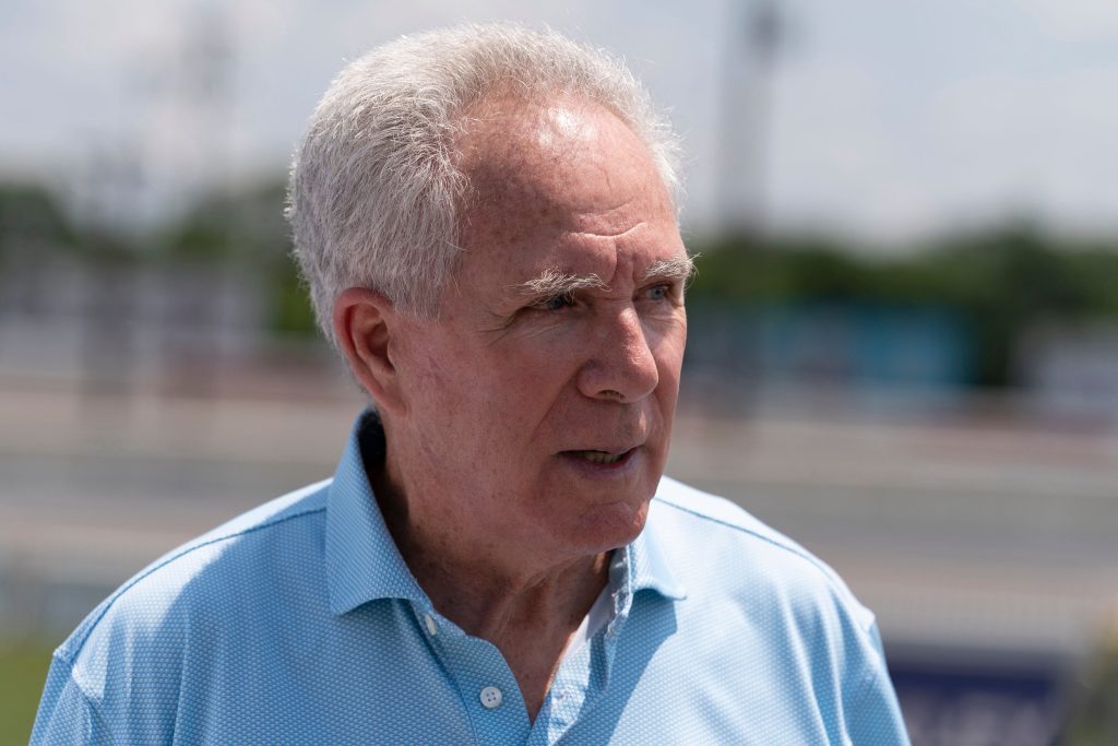 Lenda da Nascar, Darrell Waltrip anuncia afastamento da vida pública após diagnóstico médico