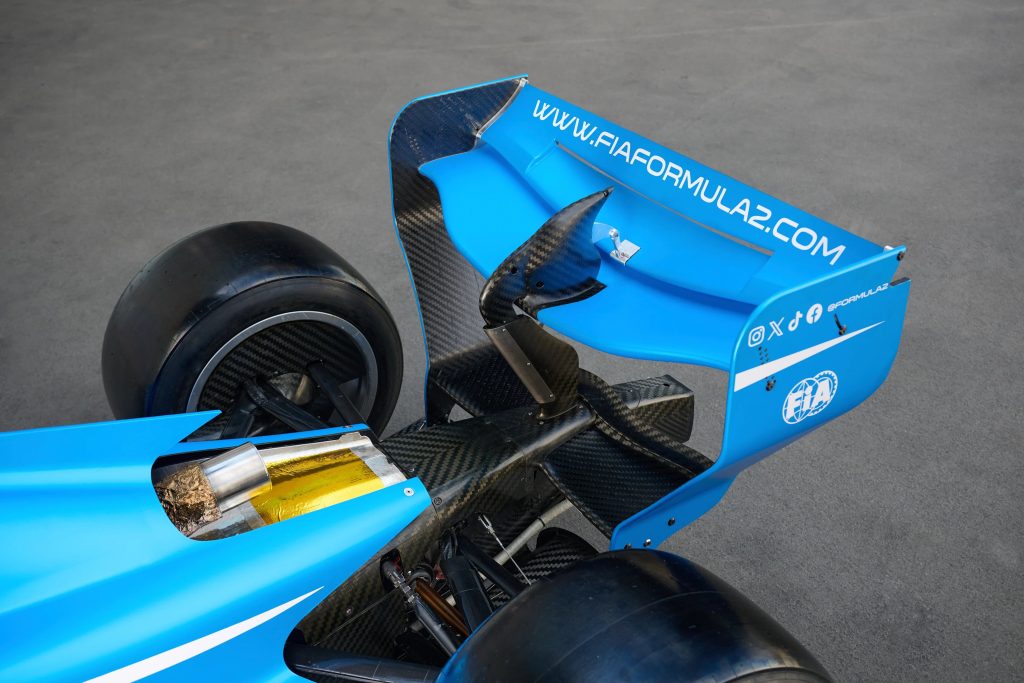 A F2 manteve o chassi Dallara de 2026 e seguiu com o motor Mecachrome turbo de 3,4 litros com 620 cv de potência, que é abastecido com combustível sustentável. O DRS, sistema de redução de arrasto que permite ao piloto abrir o flap da asa traseira nas retas quando passa no ponto de detecção a menos de 1s do carro à frente, também foi mantido.
