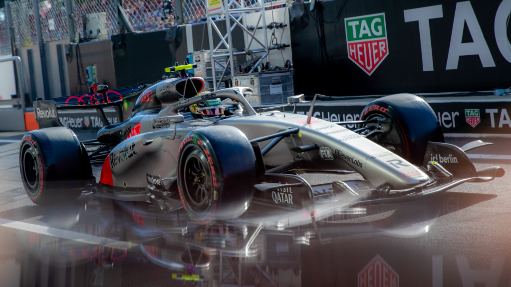 Ao começar do décimo lugar, o brasileiro caiu para 11º, é verdade, mas foi capaz de se manter naquela briga pelo top-10 até a volta 3, quando a bandeira vermelha foi acionada devido à forte batida de Charles Leclerc na Parabolica