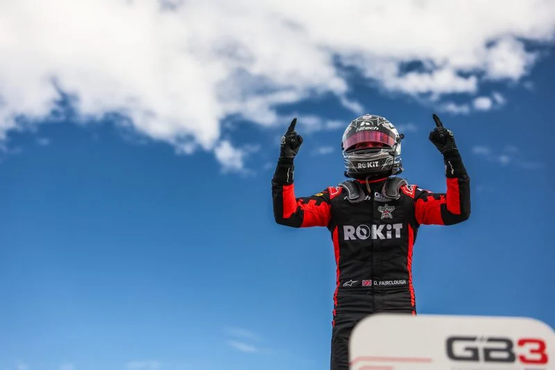 Fairclough e Campbell-Pilling conquistam vitórias da GB3 na rodada tripla de Donington