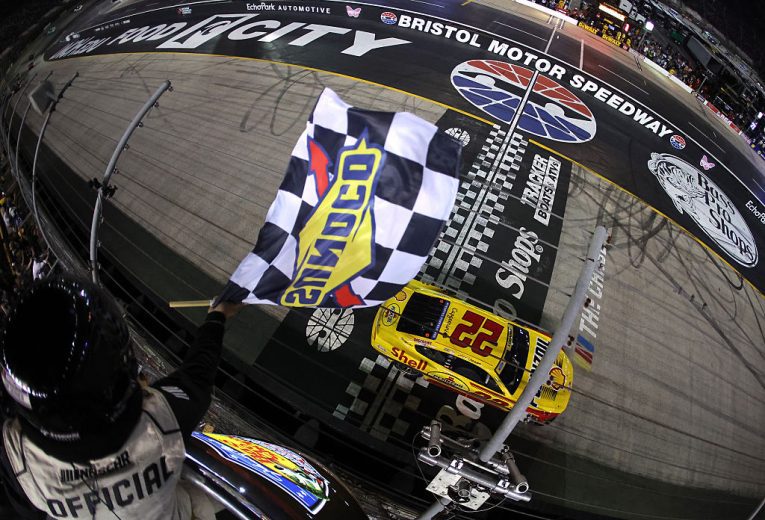 Logano vence 3ª de 2026 em Bristol. Confira briga pelo título no Chase da Nascar