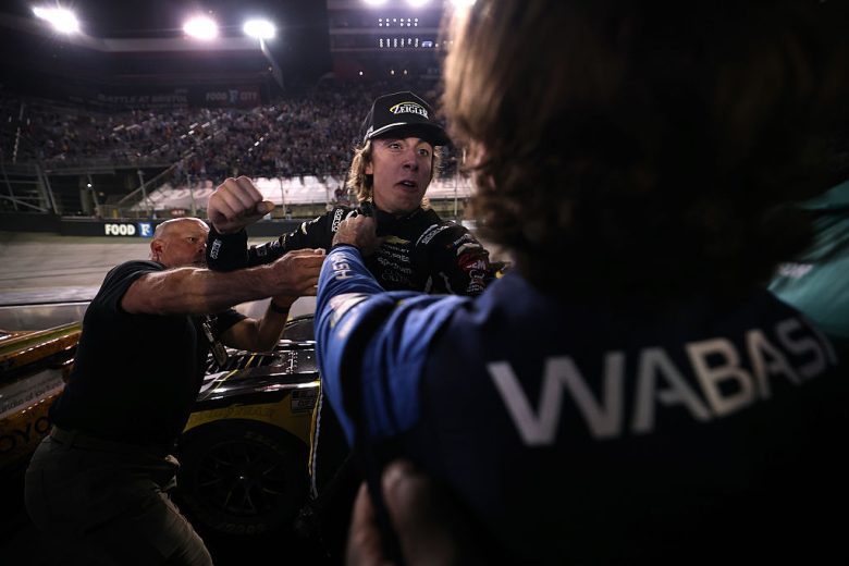 “Podem vender ingresso”: Hocevar tira onda após briga com Blaney em etapa de Bristol da Nascar