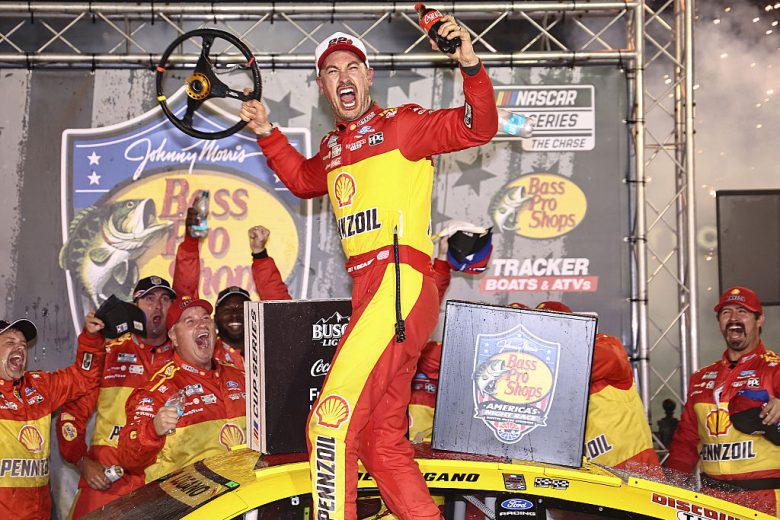 Logano passa 3 no fim em Bristol e vence etapa da Nascar marcada por briga de Hocevar e Blaney