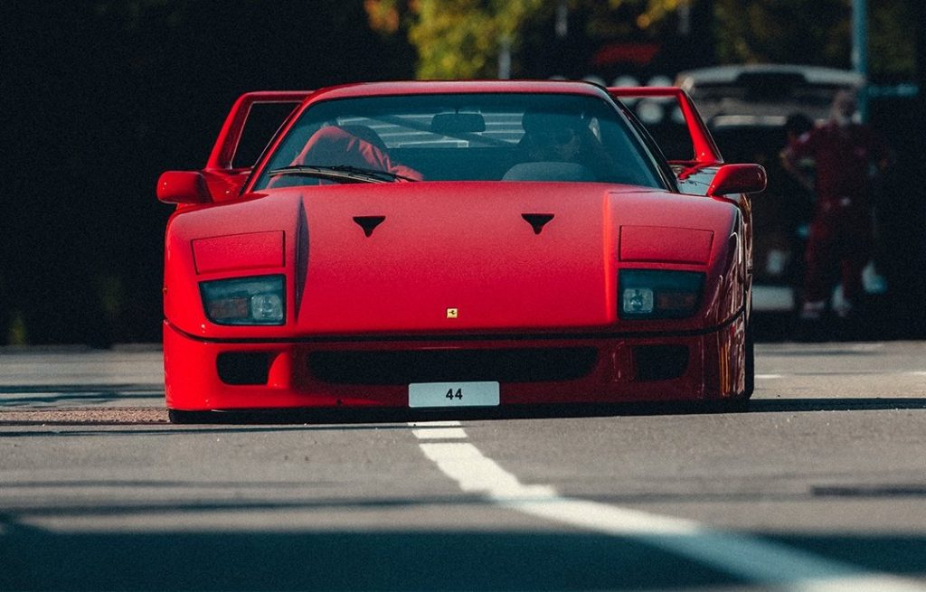 Hamilton chega ao paddock em Monza com F40 restaurada pela Ferrari em Maranello