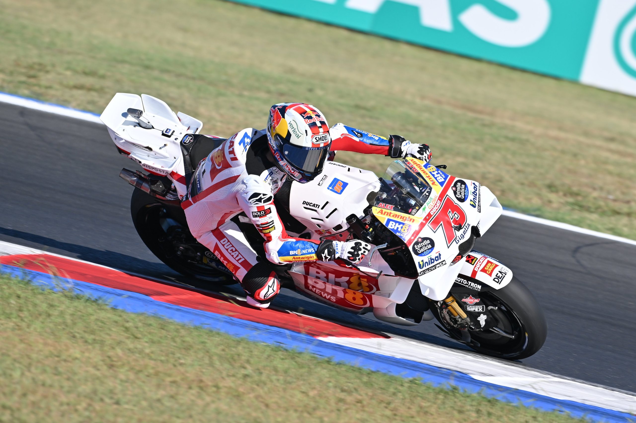 วิดีโอ: Álex Márquez ขอโทษ Acosta หลังชูนิ้วกลางระหว่างดวลเดือดที่ Misano