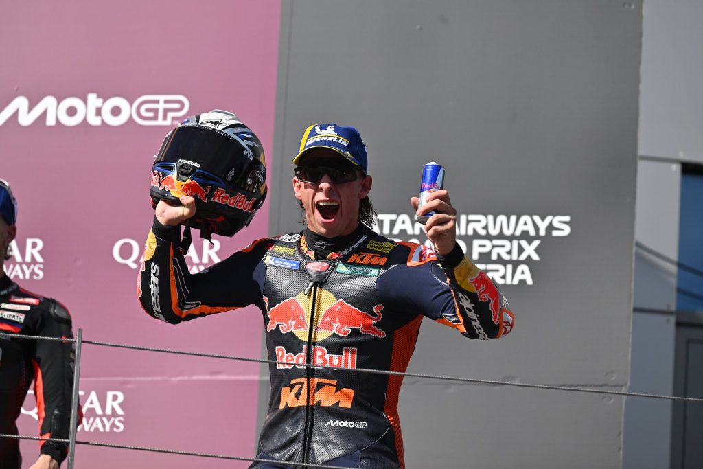 Acosta homenajea a KTM tras su 1ª victoria: “Es excelente para cerrar el ciclo”