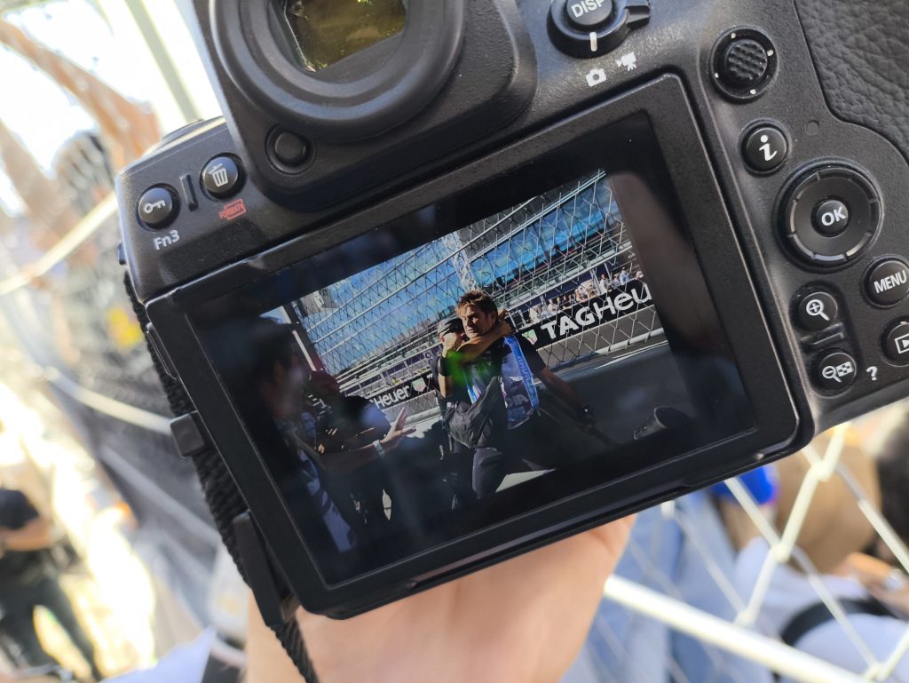 Policial imobiliza fotógrafo da F1 pelo pescoço em acesso ao pódio do GP da Espanha
