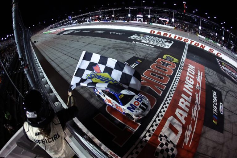 Bell encerra jejum na 1ª corrida do Chase e vence etapa da Nascar em Darlington