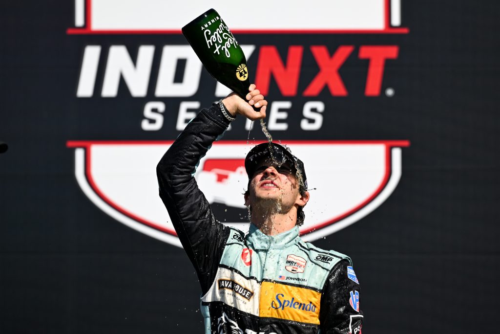 Johnson segura Fittipaldi e conquista Indy NXT 2026 em Laguna Seca. Confira classificação