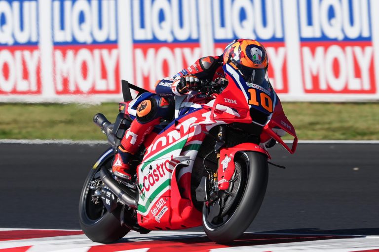 Por fim, no domingo​ (20), a Moto3 abre o dia a partir das 6h, com a Moto2 disputando o GP às 7h15 e a MotoGP fechando o dia com a prova principal às 9h — 13h em Portugal