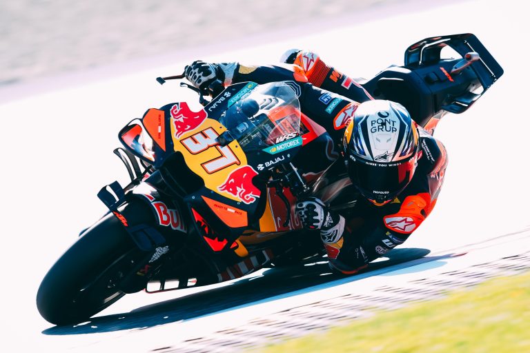 Acosta แก้ตัวจากล้ม Sprint แซง Martín คว้าชัย MotoGP ครั้งแรกที่บ้าน KTM