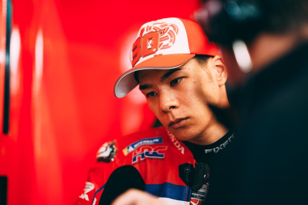 Video: Nakagami se fractura la clavícula en una violenta caída y queda fuera del GP de Japón