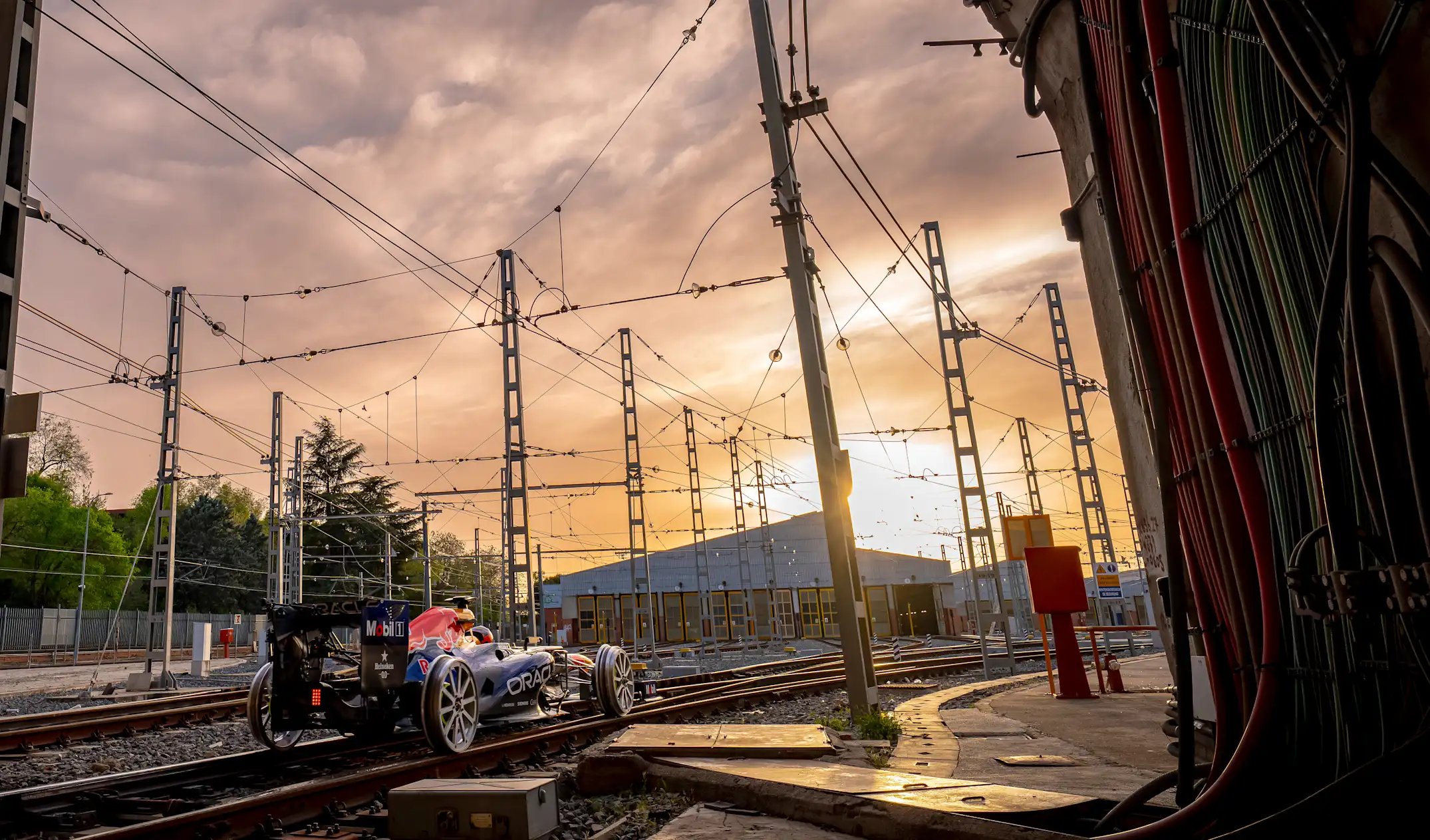 Red Bull adapta carro de 2012 e promove ação nos trilhos do metrô de Madri