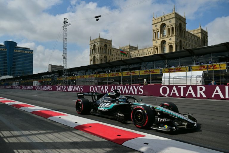 Russell passeia com Mercedes e crava pole do GP do Azerbaijão da F1. Antonelli bate