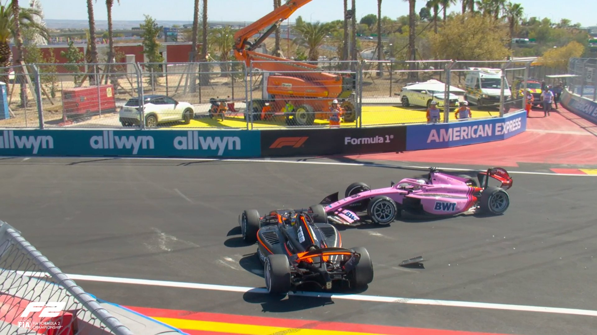 Maini embiste a Varrone en el inicio de la carrera sprint de F2 en Madrid