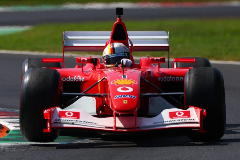 Vettel diz que “sentiu Schumacher” e admite lágrimas durante desfile com F2002 em Monza
