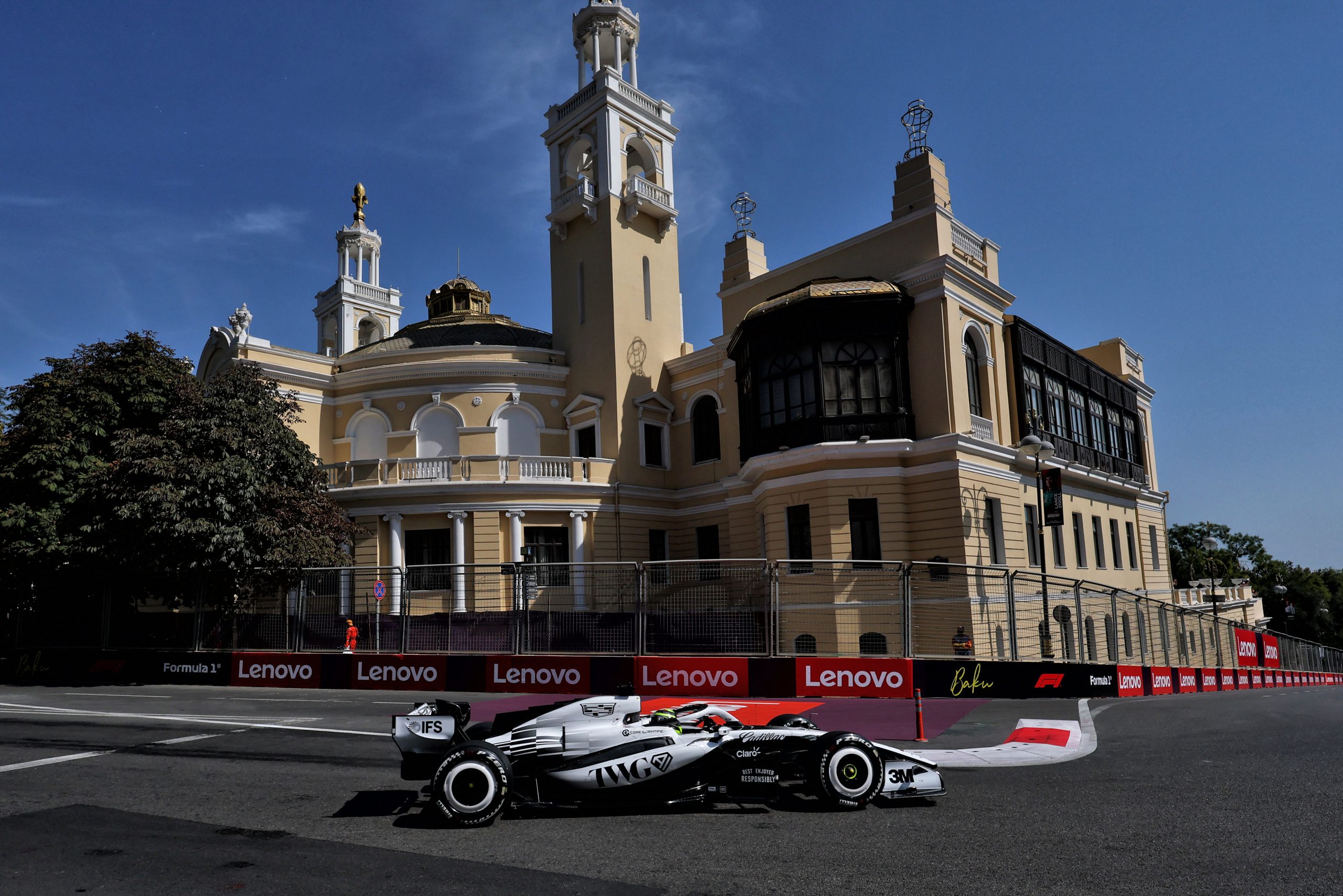 Pérez é punido por atrapalhar Piastri e perde 3 posições no grid do GP do Azerbaijão