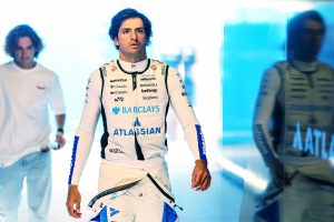 “Quem decidiu isso?”: Sainz detona F1 e cobra “reflexão séria” após pane geral em Sepang